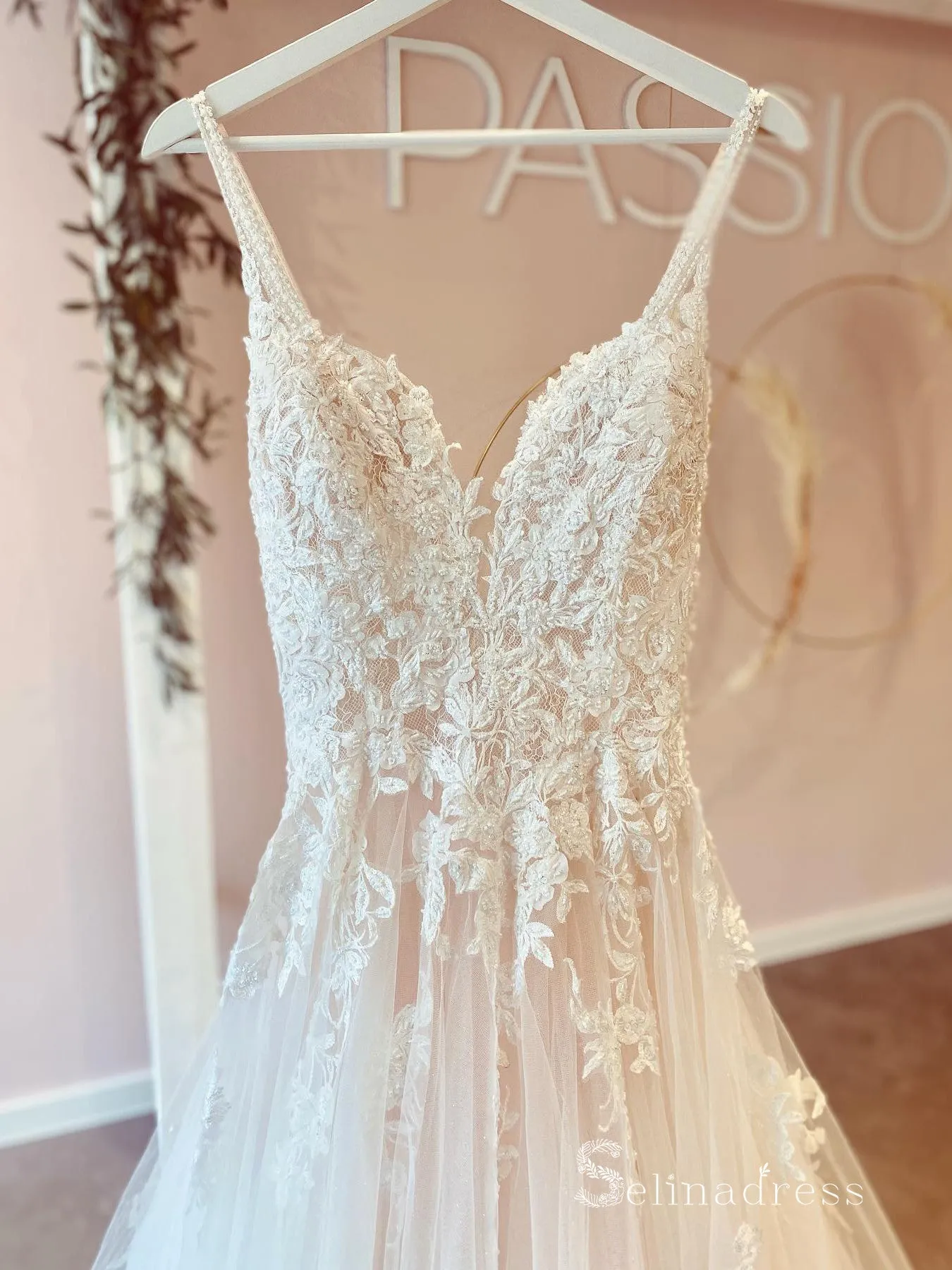 A-line Spaghetti Straps Rustic Lace Beaded Wedding Dresses White Bridal Gowns MSL2811